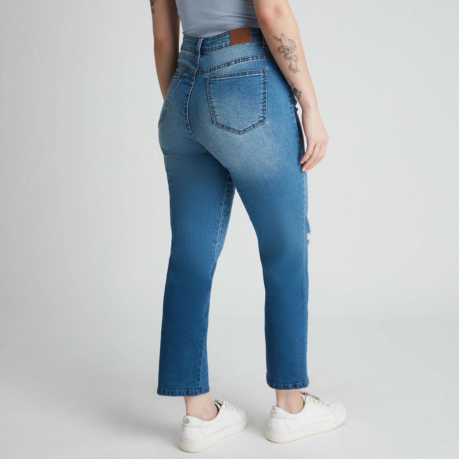 Jeans Recto Con Destroyed Y Cambio De Color