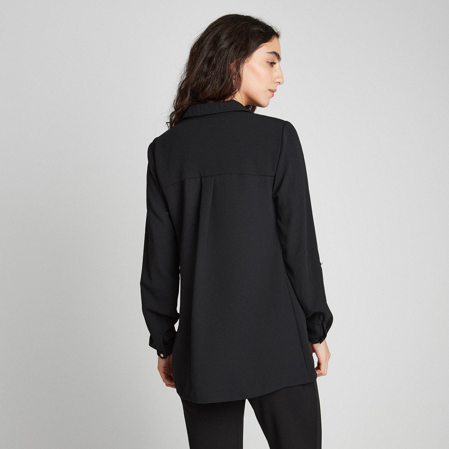 Blusa Negra Manga Larga Con Botón Y Bolsillo
