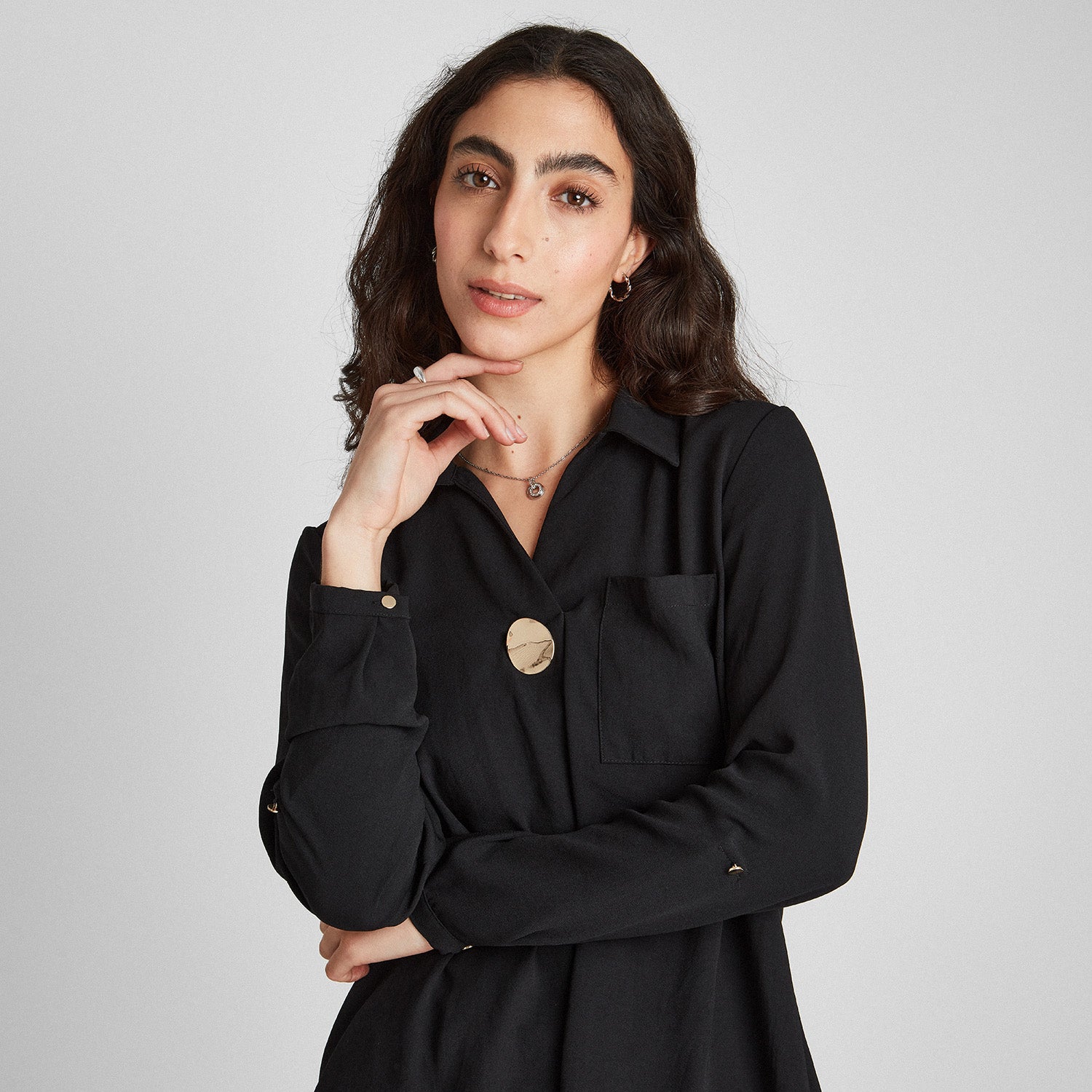 Blusa Negra Manga Larga Con Botón Y Bolsillo