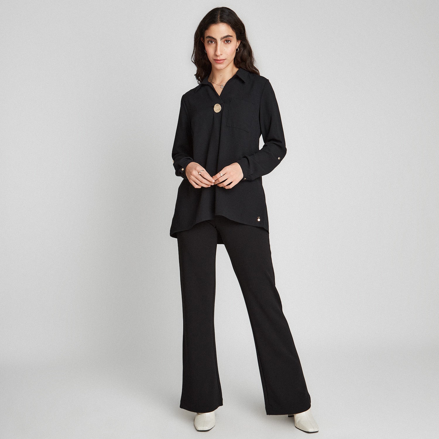 Blusa Negra Manga Larga Con Botón Y Bolsillo