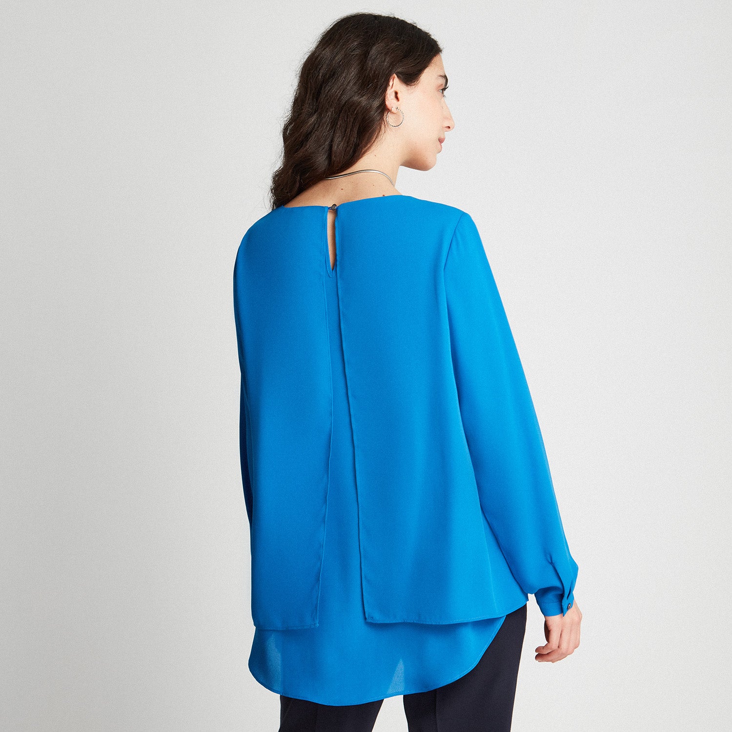 Blusa En Capas Y Apertura Espalda