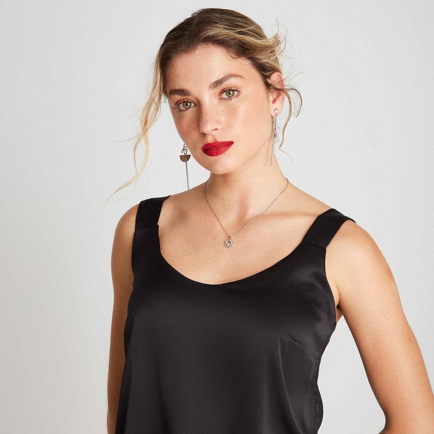 Blusa Satín Sin Mangas Negro