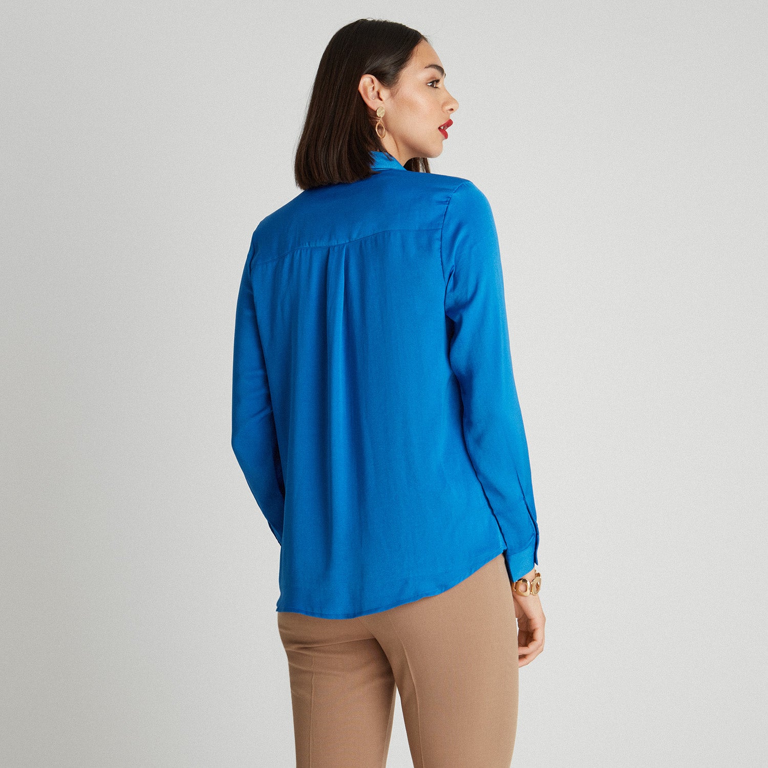 Blusa De Satín Con Botones Tapados Azul Cielo