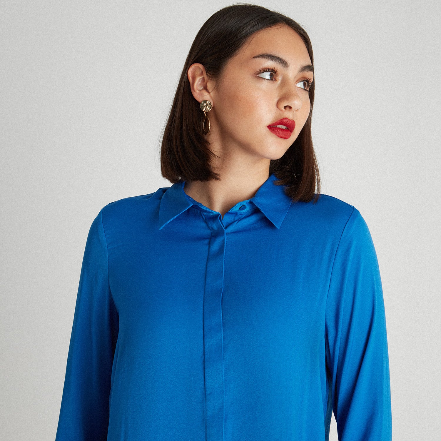 Blusa De Satín Con Botones Tapados Azul Cielo