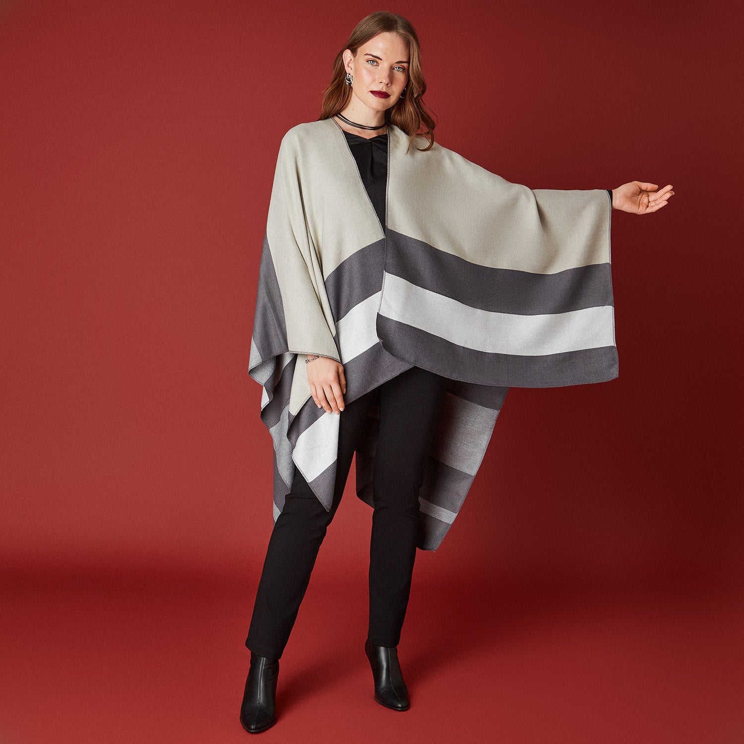 Poncho Gris con Diseño en Bloques de Color