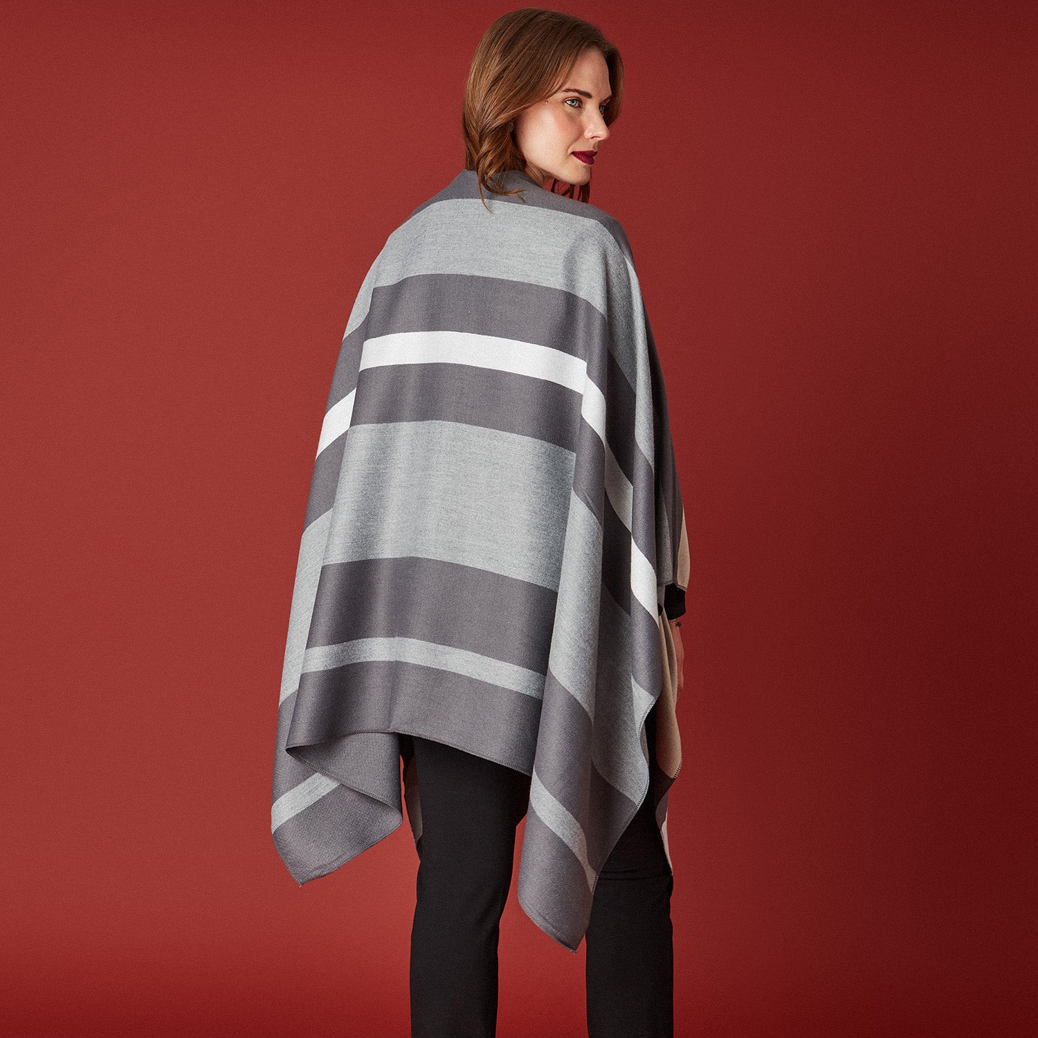 Poncho Gris con Diseño en Bloques de Color