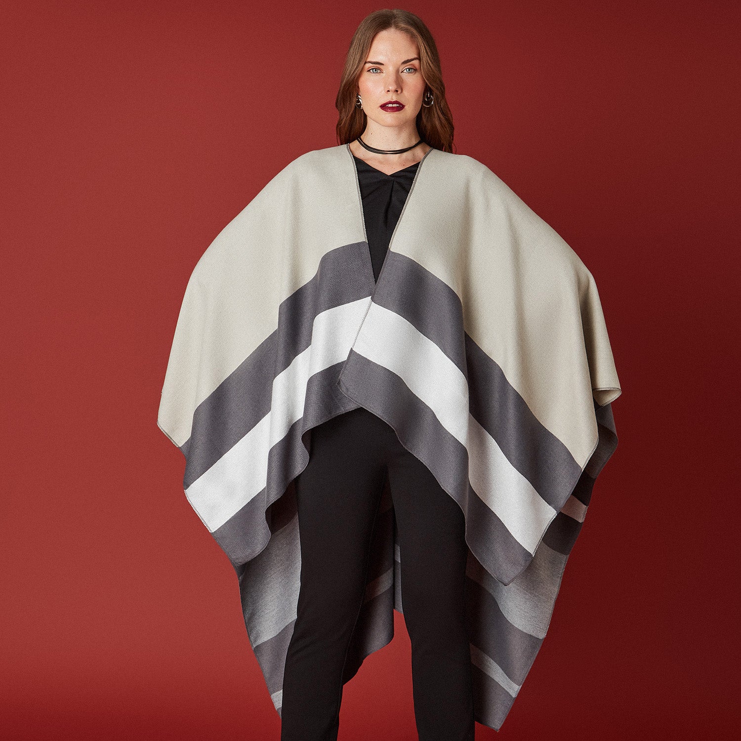 Poncho Gris con Diseño en Bloques de Color