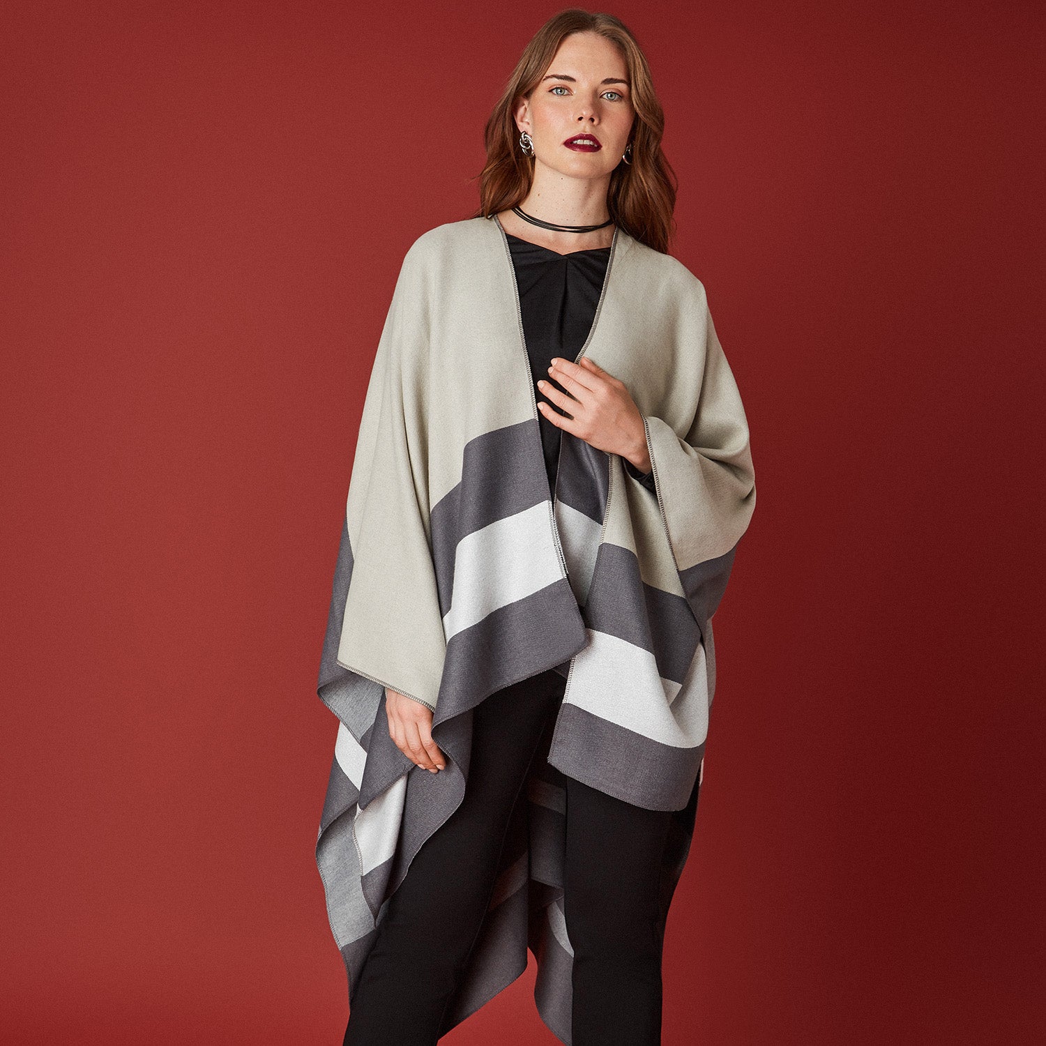 Poncho Gris con Diseño en Bloques de Color