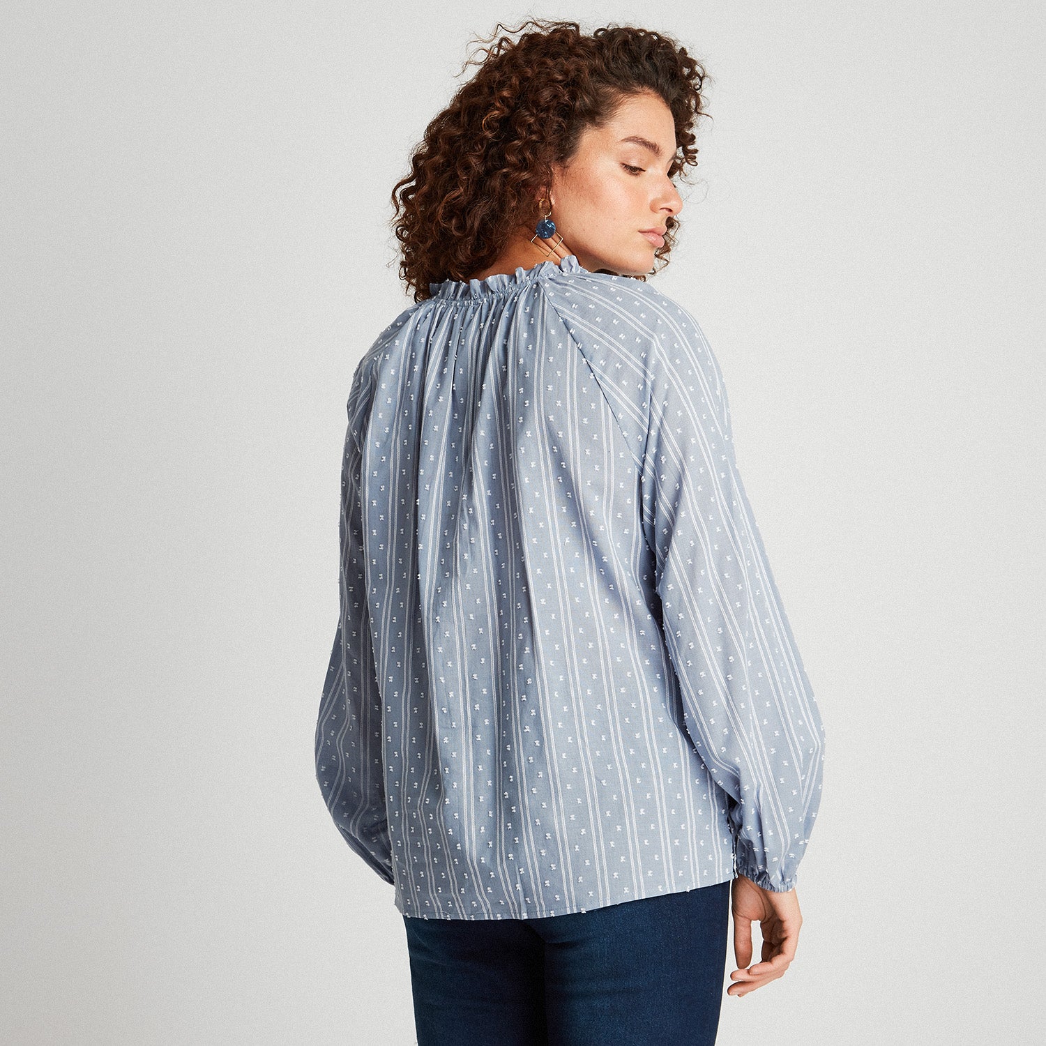 Blusa Plumeti Con Amarras En Escote Celeste