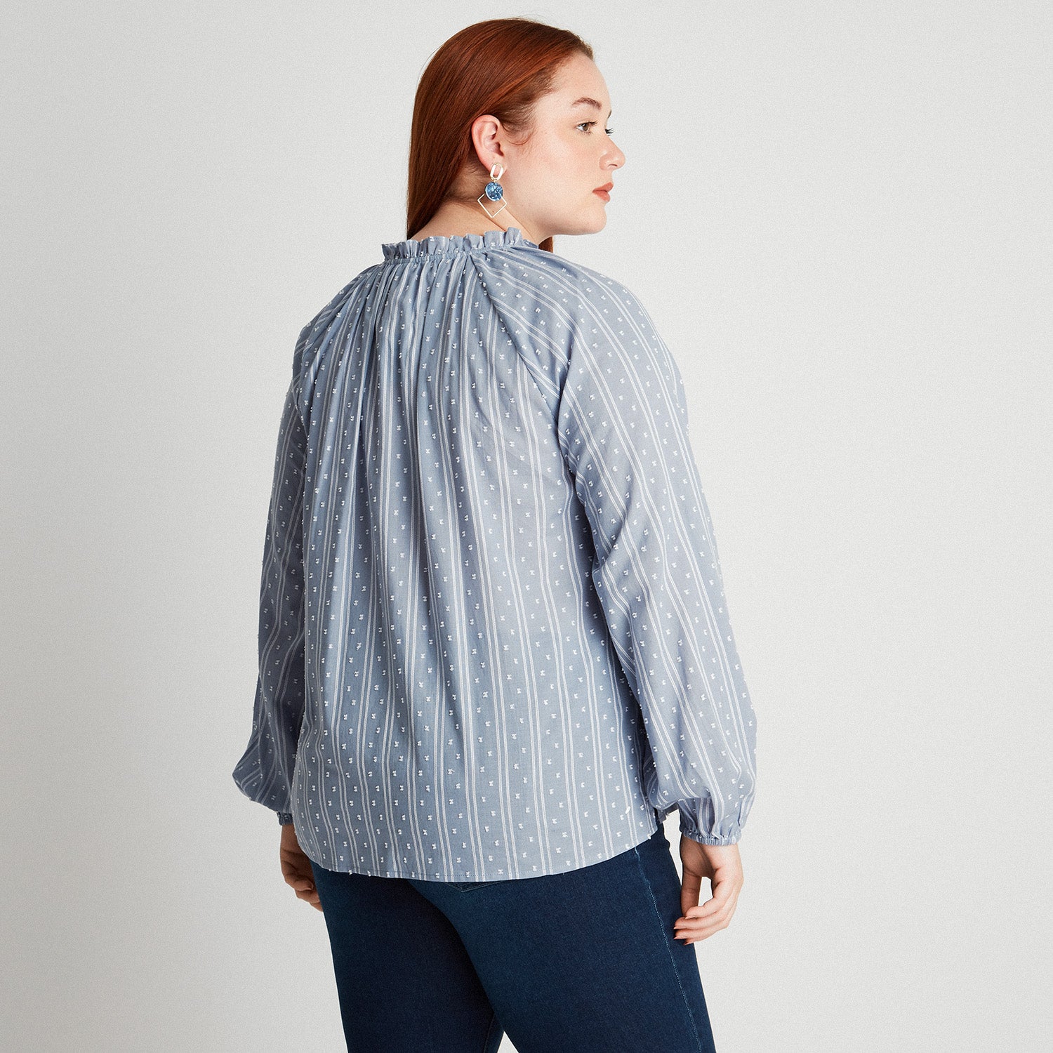 Blusa Plumeti Con Amarras En Escote Celeste