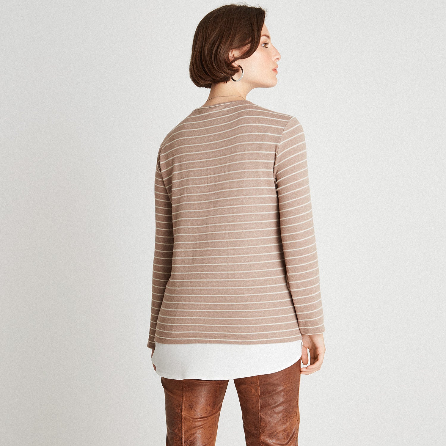 Polera Lanilla Con Lineas Y Ruedo Estilo Blusa Camel