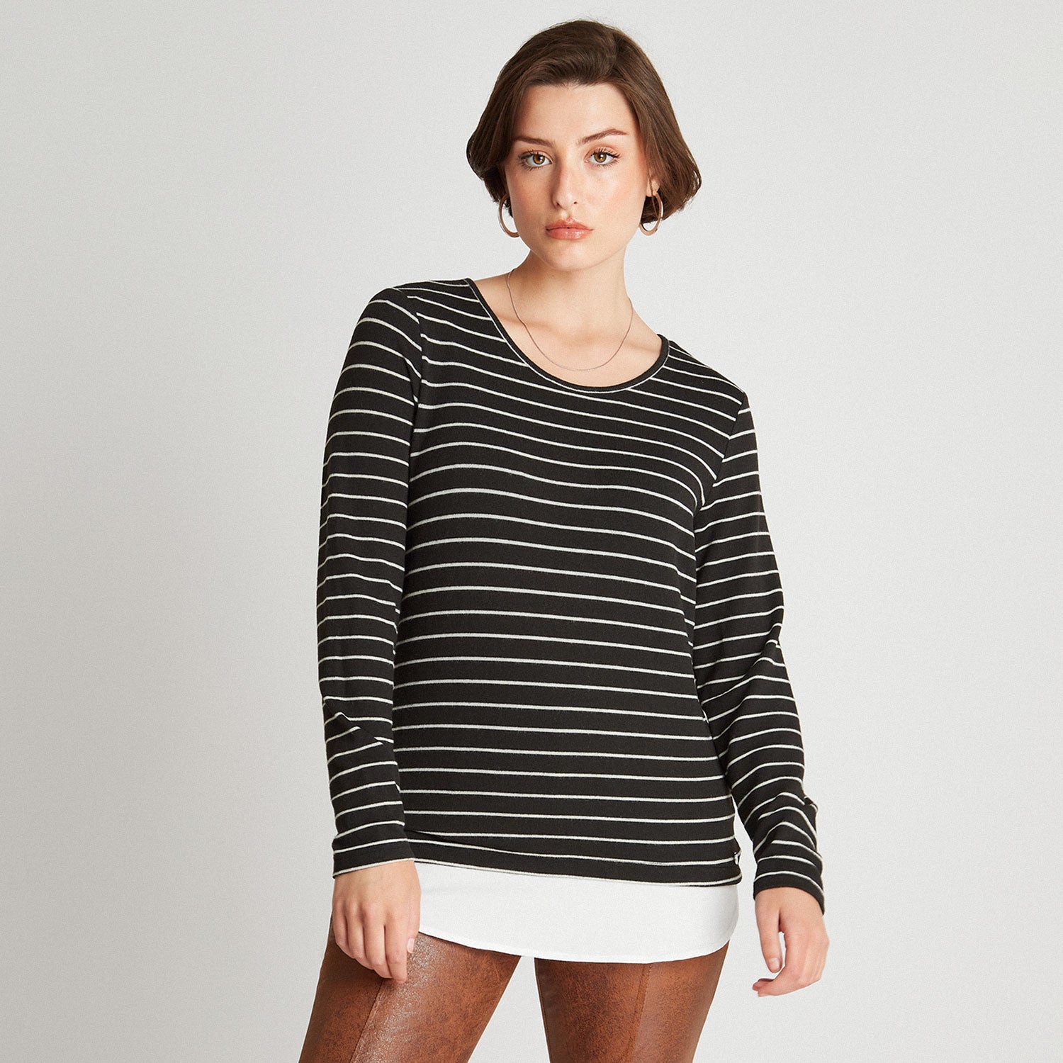 Polera Lanilla Con Lineas Y Ruedo Estilo Blusa Negro