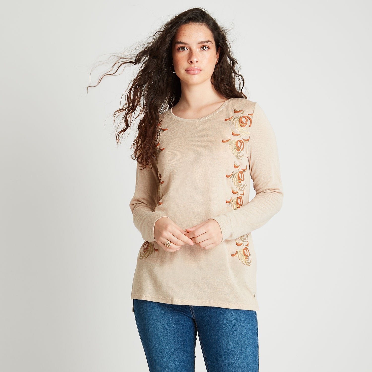 Polera Lanilla Con Cuello Redondo Y Estampado Frontal Beige