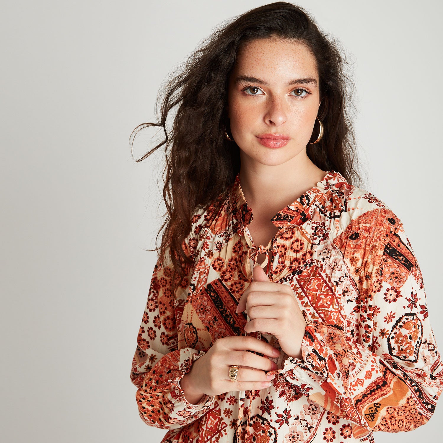 Blusa Con Lurex Y Amarra En Escote Terracota