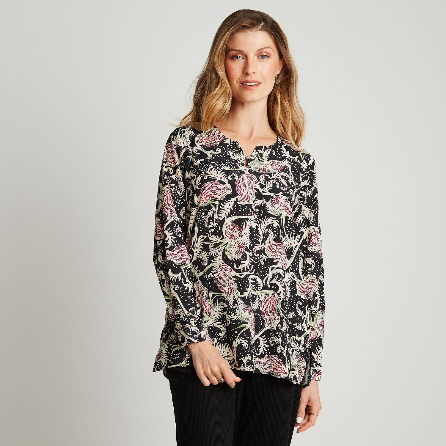 Blusa Estampada con Detalle En Escote Negro