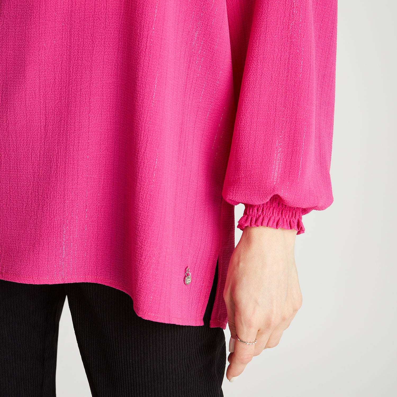 Blusa Manga Larga Con Detalle En Escote Fucsia