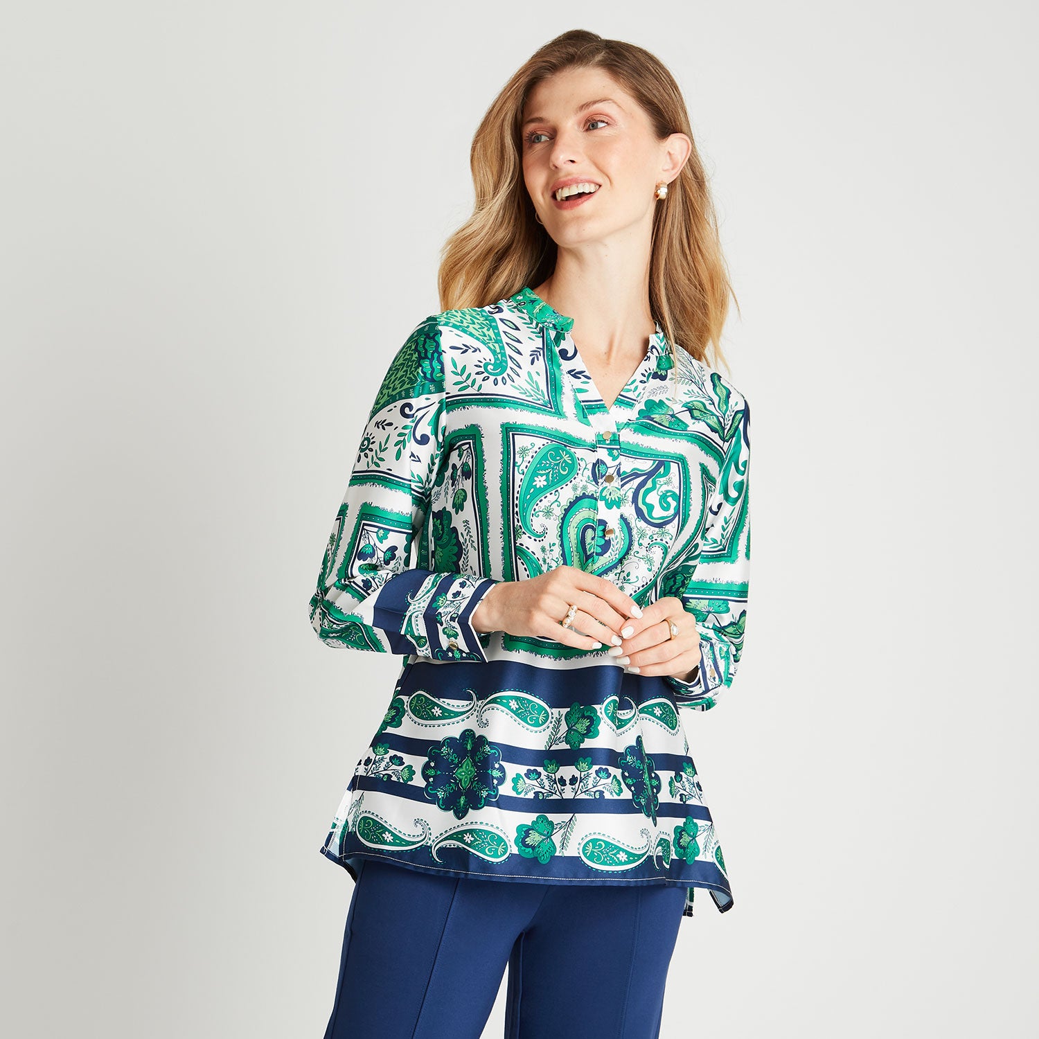 Blusa Satinada Cuello Mao Estampada Verde