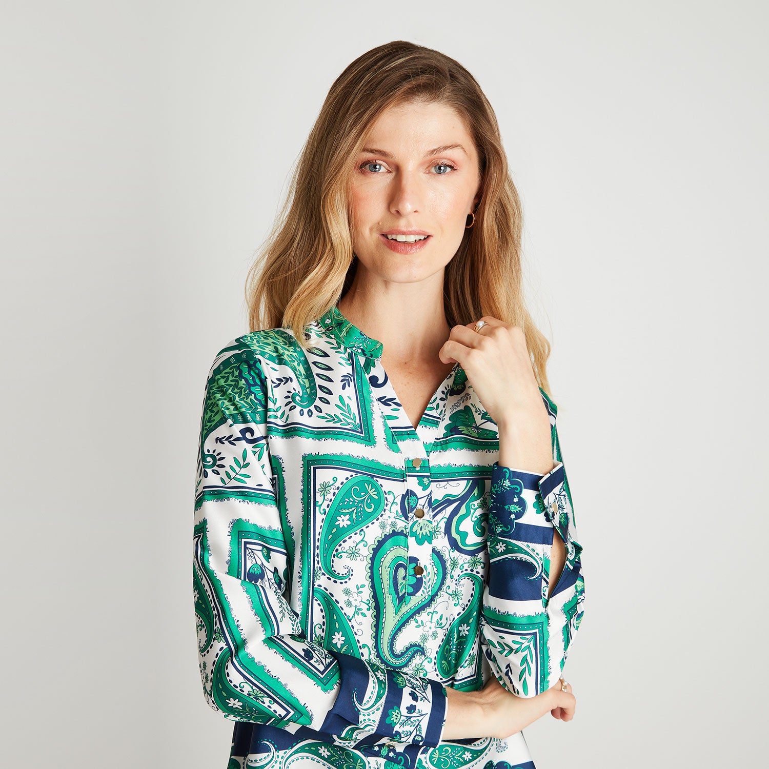 Blusa Satinada Cuello Mao Estampada Verde