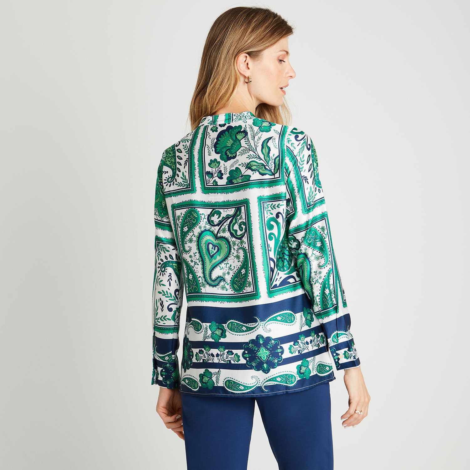 Blusa Satinada Cuello Mao Estampada Verde