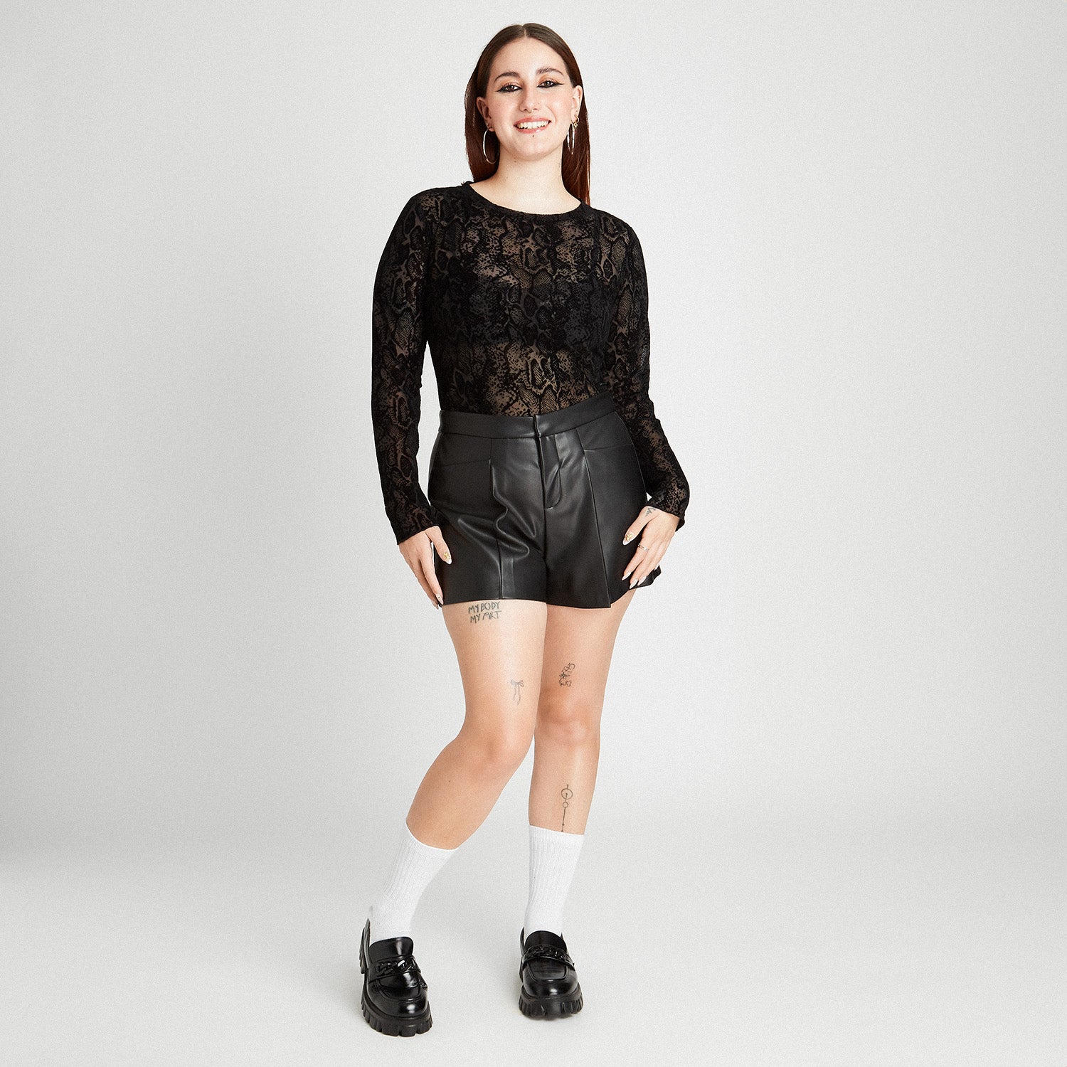 Short Con Bolsillos Delanteros Efecto Piel Negro