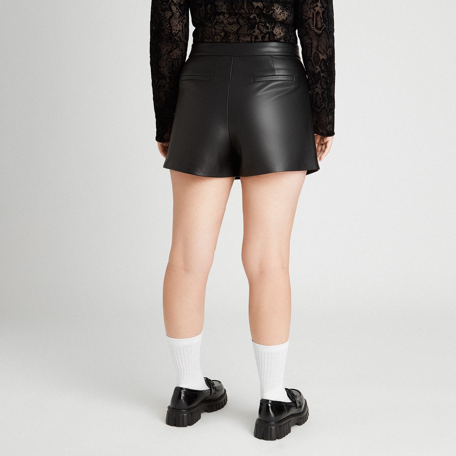 Short Con Bolsillos Delanteros Efecto Piel Negro