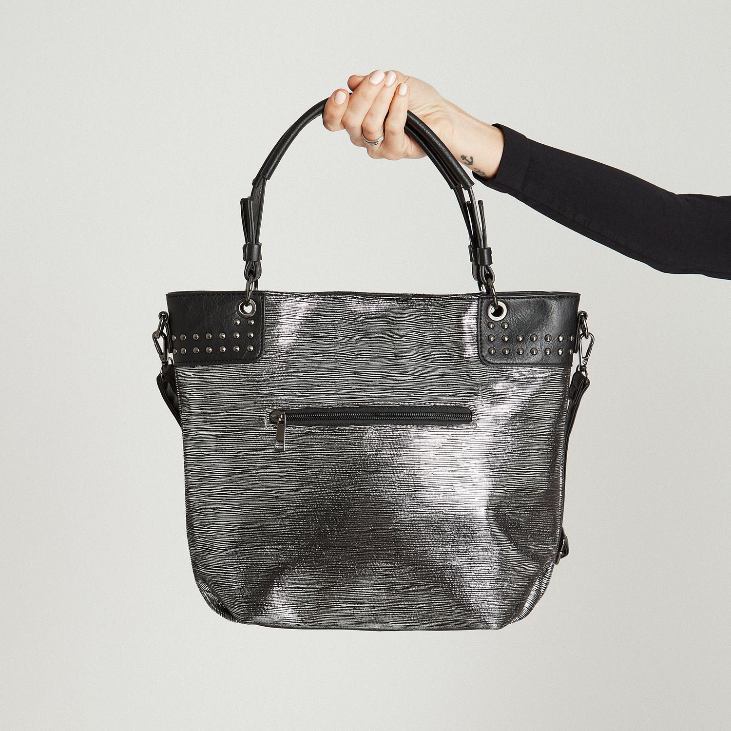 Cartera Gris Con Textura Metalizada