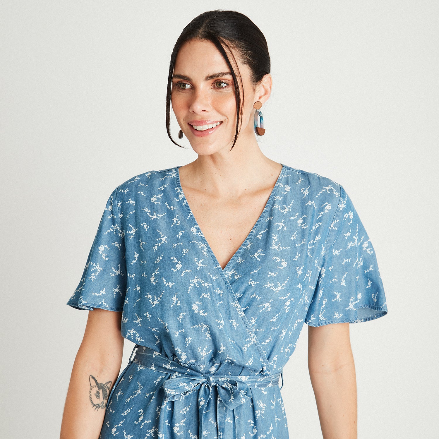 Vestido Midi Azul Medio Manga Corta Estampado Cuello V