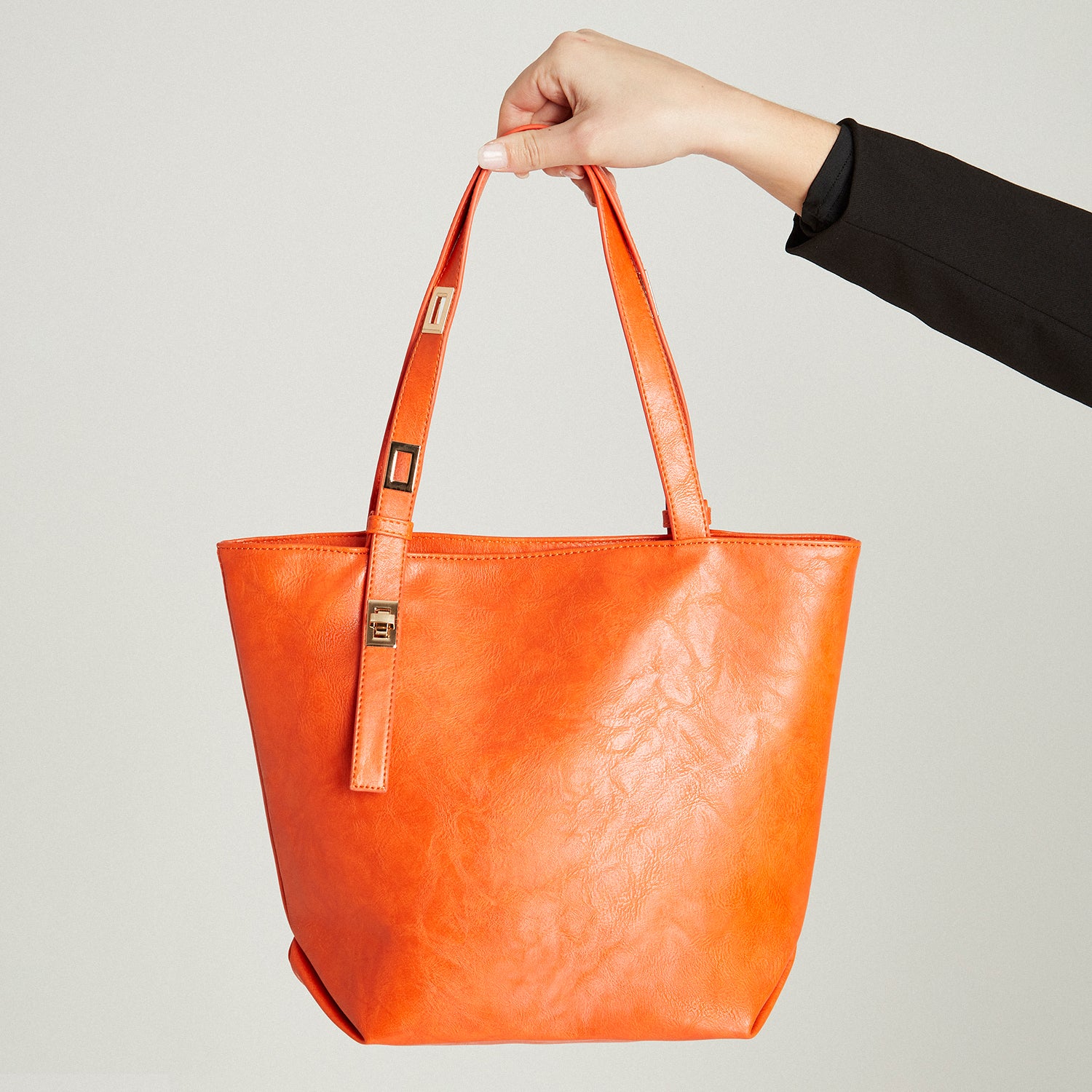 Cartera De Pu Textura Con Detalle Hebilla Naranja