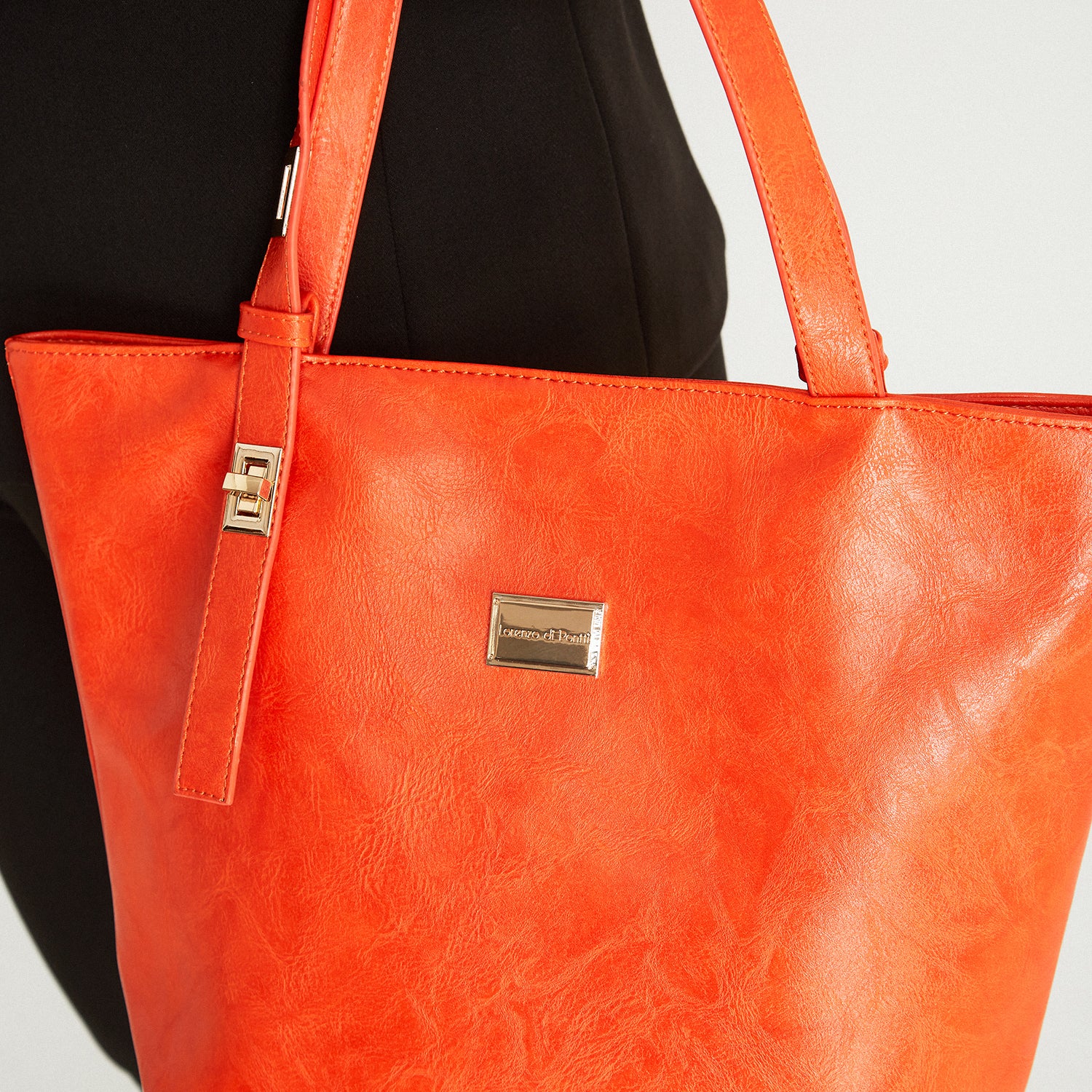 Cartera De Pu Textura Con Detalle Hebilla Naranja