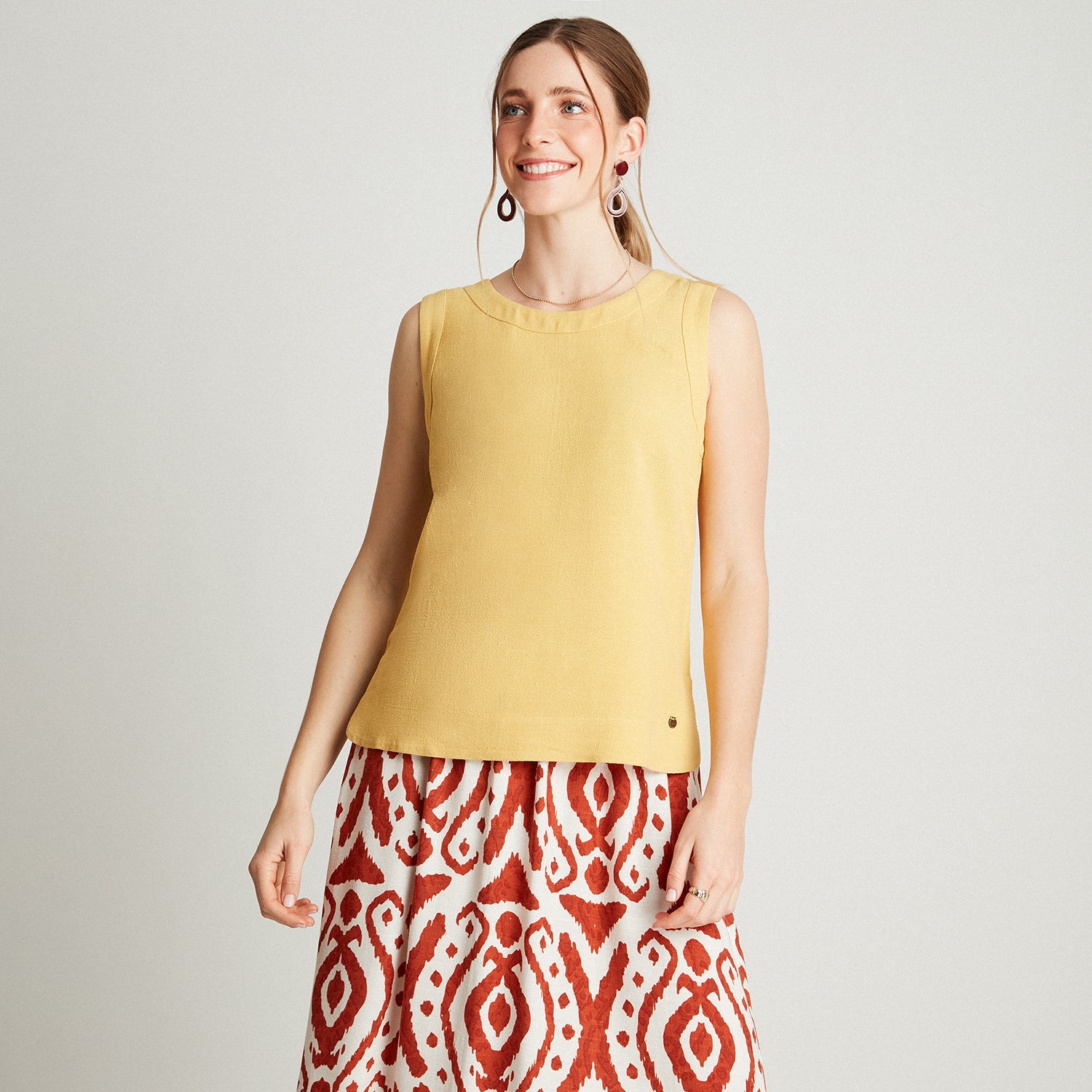 Blusa Mostaza Sin Manga Liso y Estampado Cuello Redondo