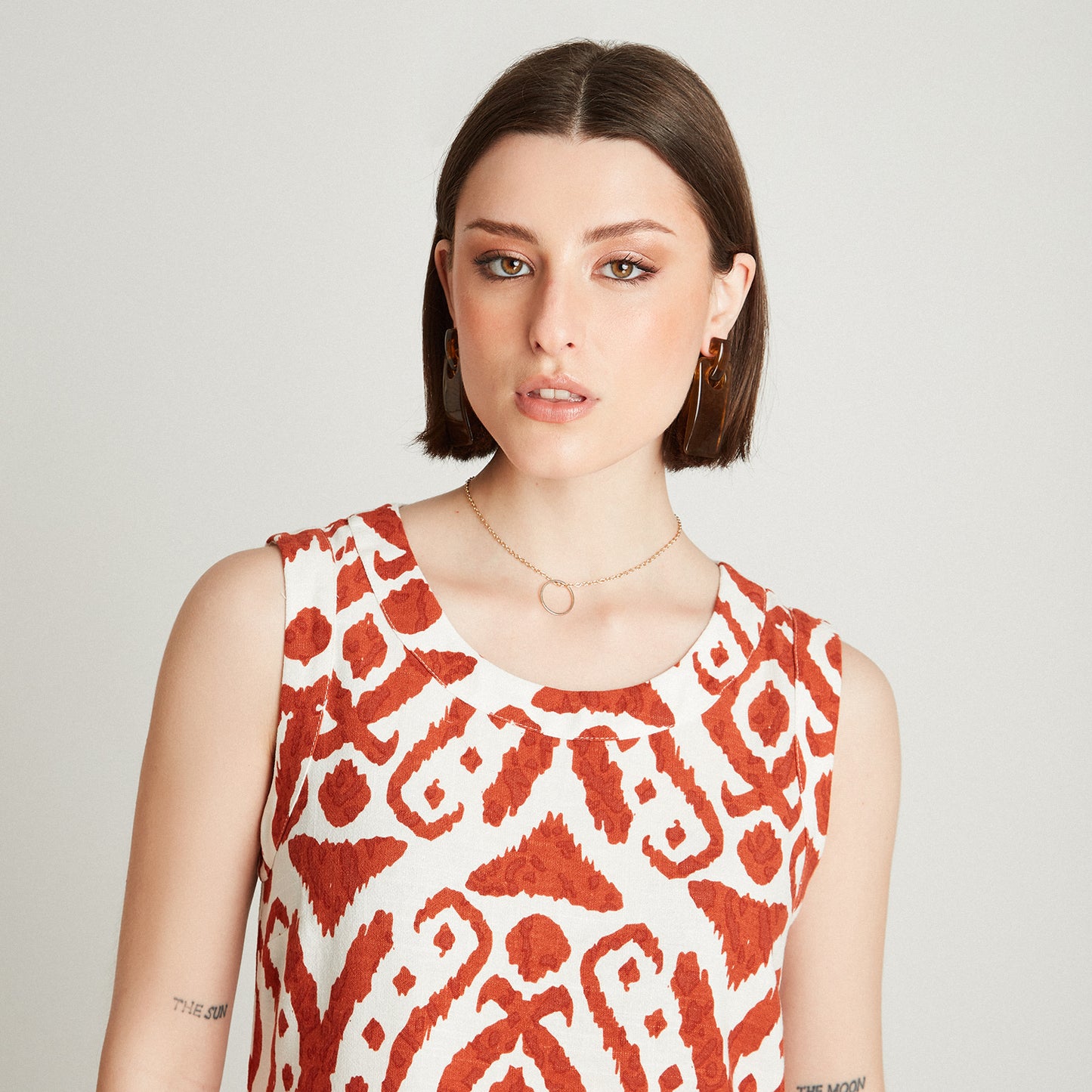 Blusa Terracota Sin Manga Liso y Estampado Cuello Redondo