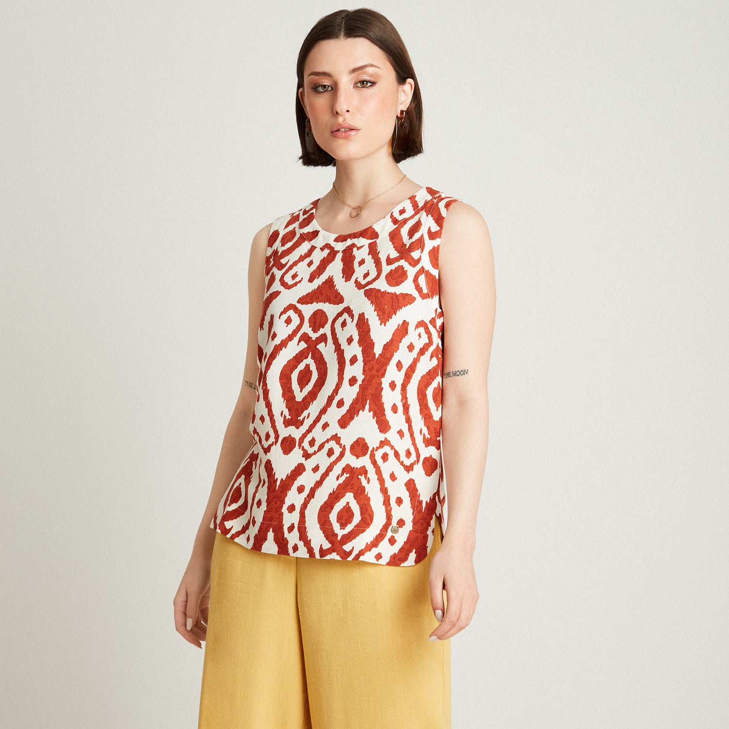 Blusa Terracota Sin Manga Liso y Estampado Cuello Redondo