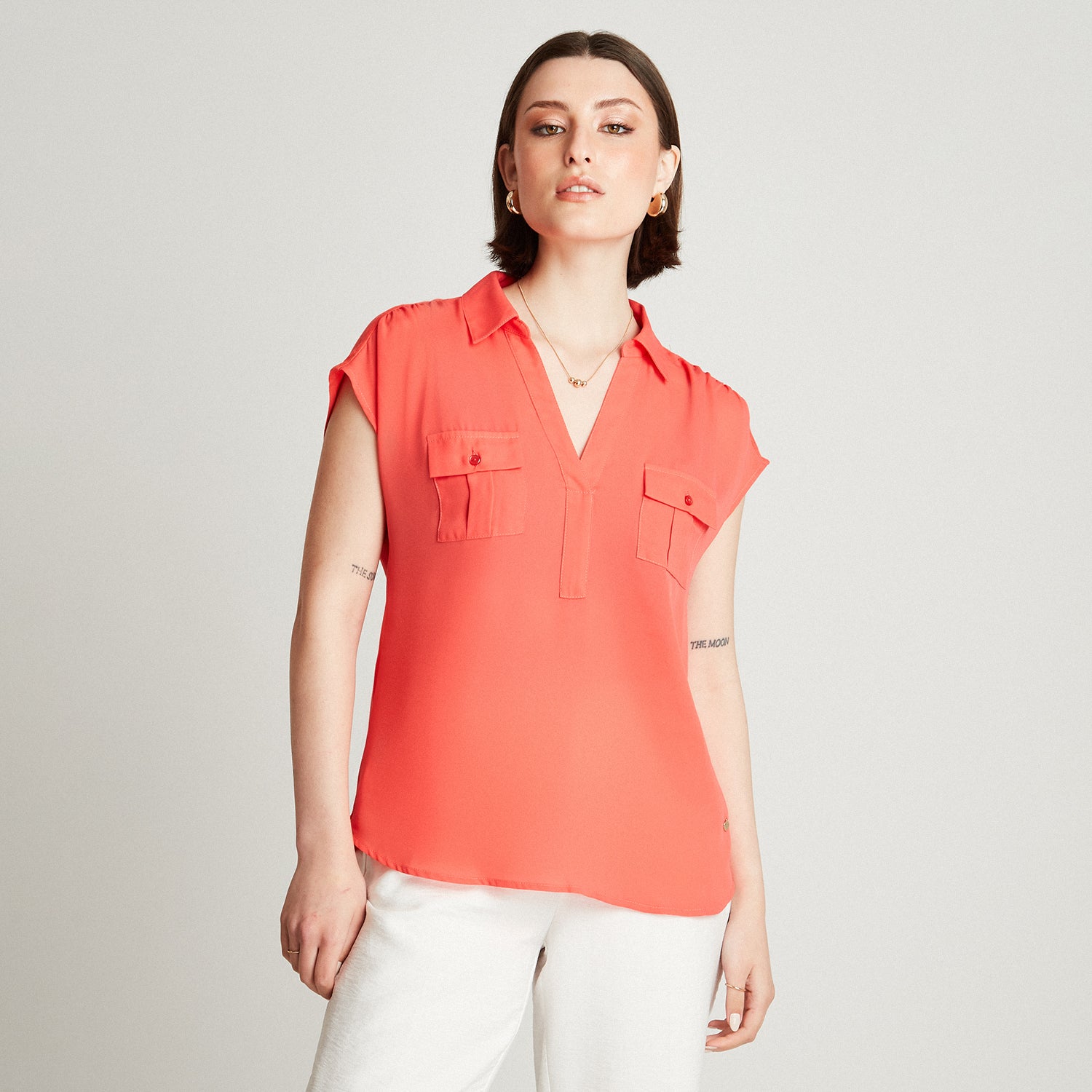 Polera Coral Cuello Camisero Bolsillos