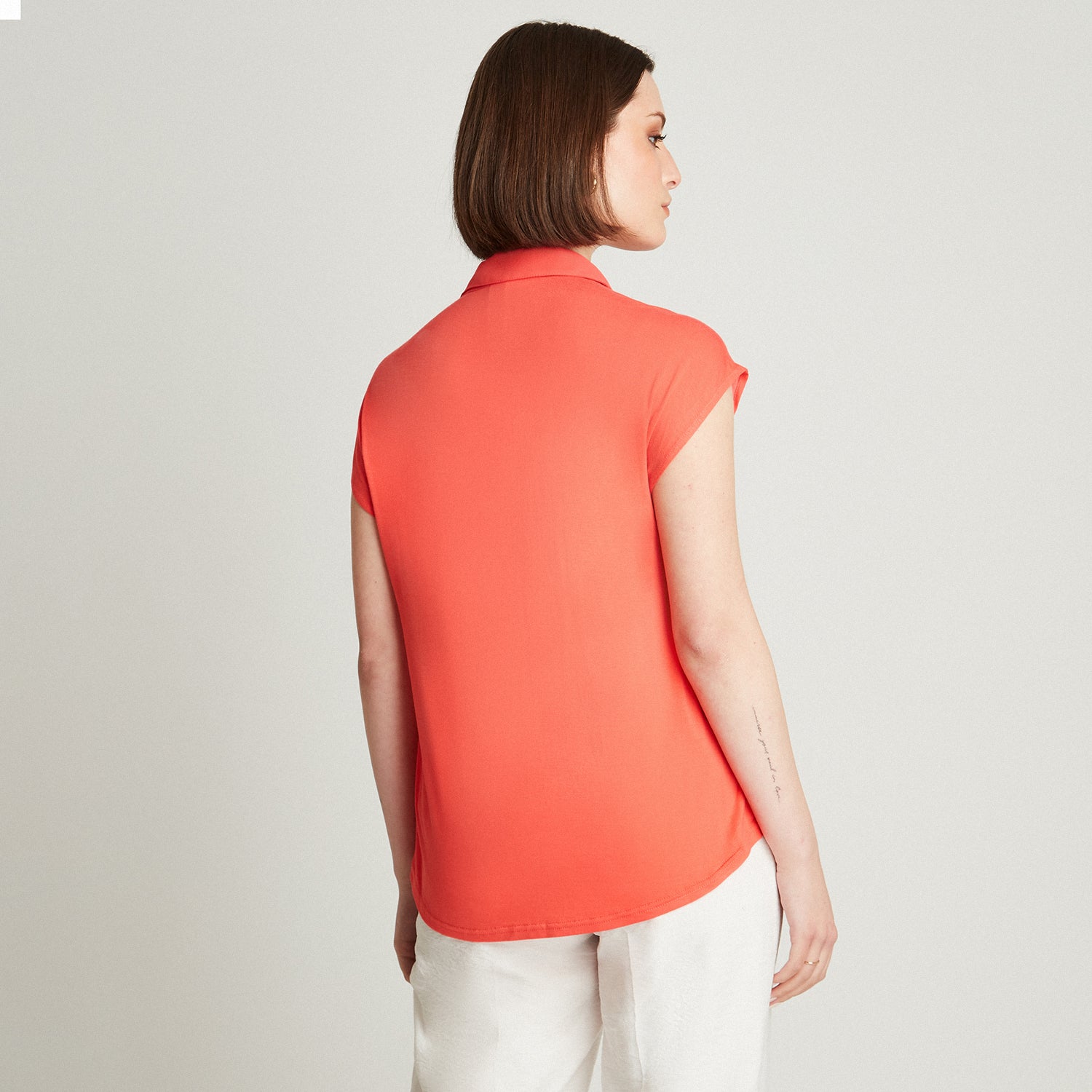 Polera Coral Cuello Camisero Bolsillos