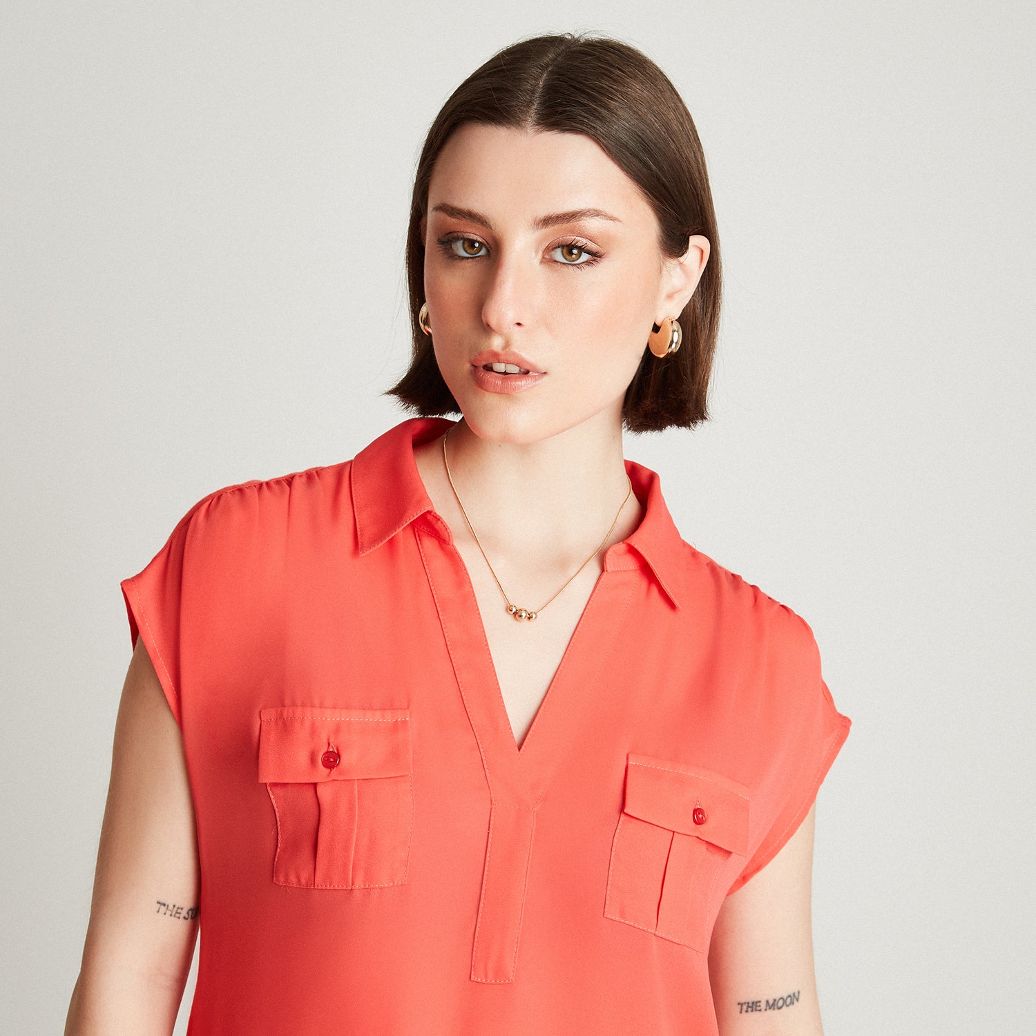 Polera Coral Cuello Camisero Bolsillos