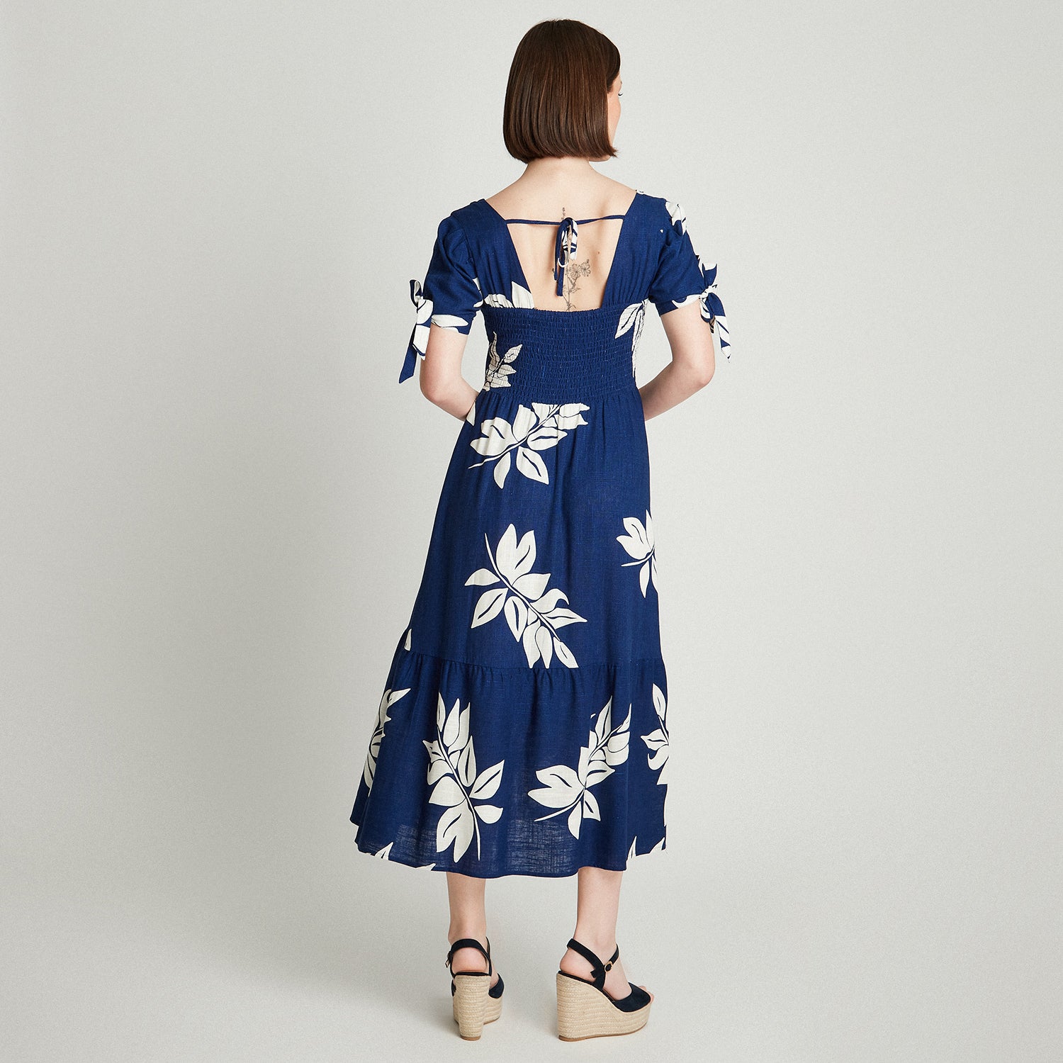 Vestido Midi Azul Estampado Floral Detalle En Espalda