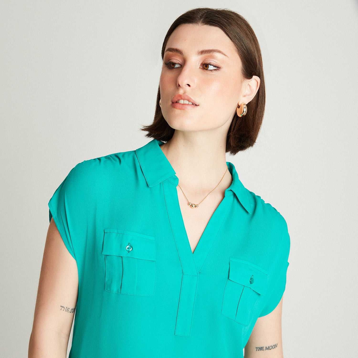 Polera Verde Cuello Camisero Bolsillos