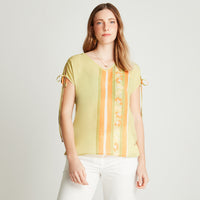 Polera Pistacho Manga Corta Mix Fabric Con Strass