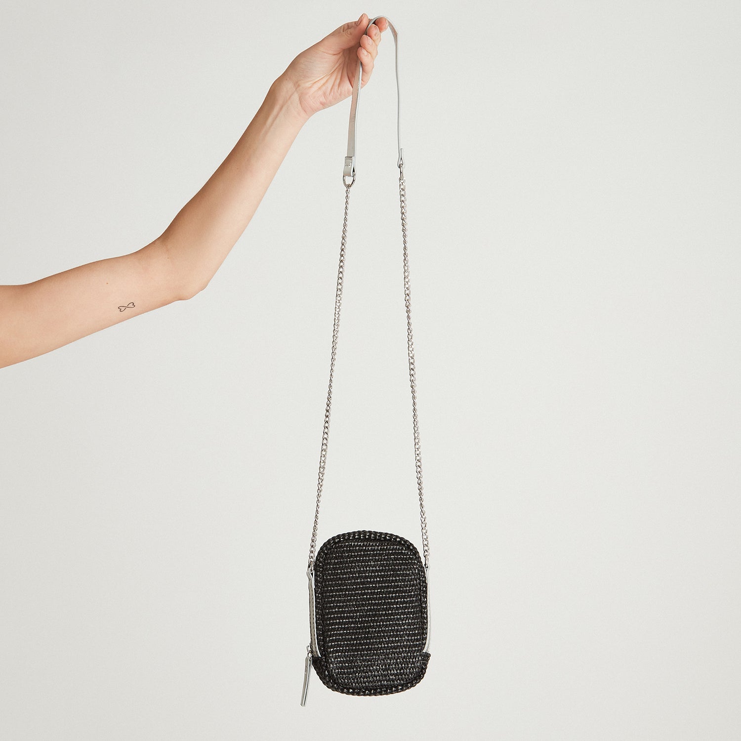 Porta Celular Raffia Negro Metalizado