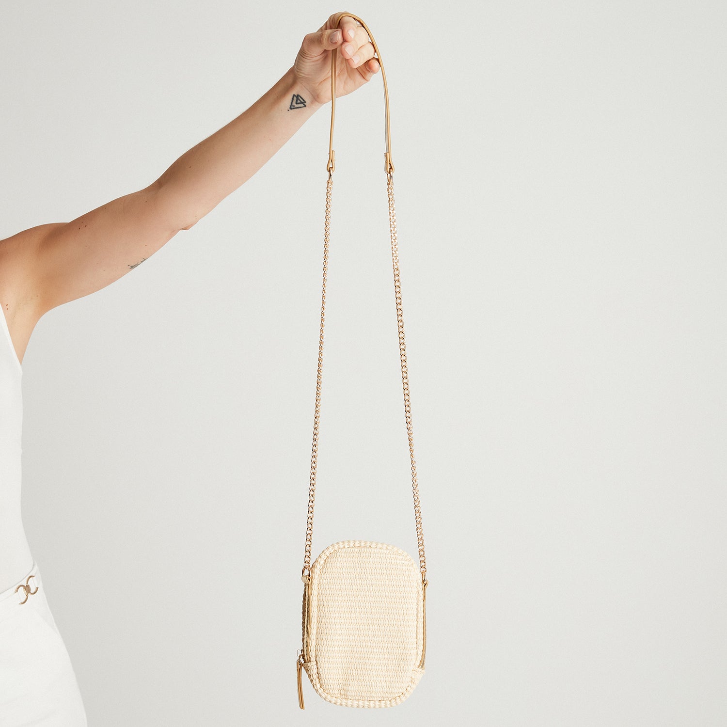 Porta Beige Celular Raffia Metalizado - Lorenzo di Pontti